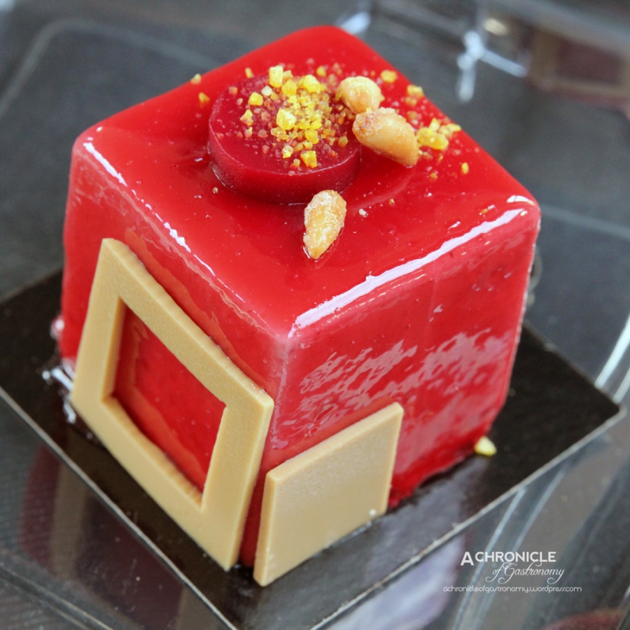 Pablo – Moelleux biscuit with almonds, passionfruit cream, raspberry mousseline and nougatine with pignons 