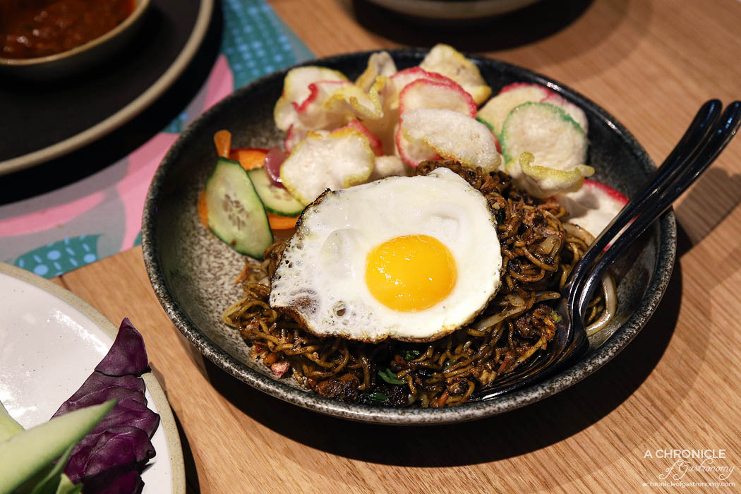 Makan - Mie goreng, chicken, cabbage, Asian greens, crackers, fried egg ($16.50)