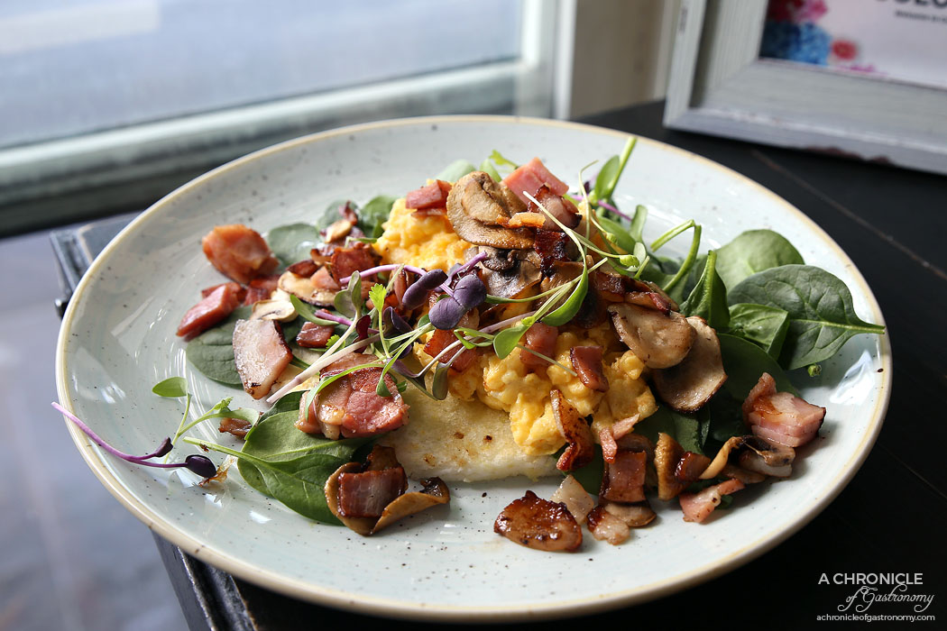 Cento Mani - Traditional Colombian Arepa - Grilled white corn arepa served with bacon, scrambled eggs, sauteed mushrooms and baby spinach ($13)